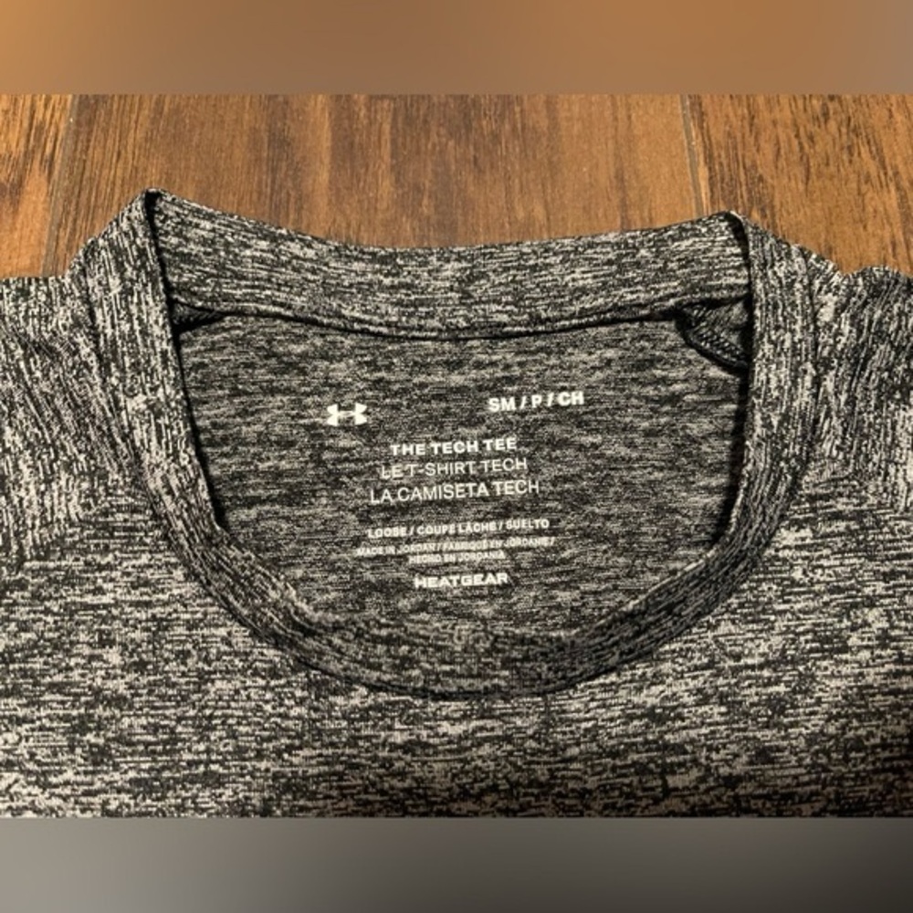Jnder Armour loose geatgear The Tech Tee Small grey salt inch amp
